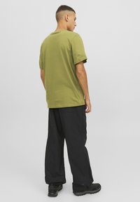 Jack & Jones JCODUST CREW NECK - T-shirt med print - olive branch
