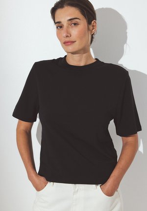NA-KD, Základné tričko - black