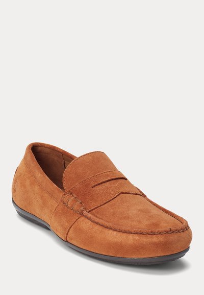 Mocassino da uomo marrone in camoscio con cuciture sul davanti stile mocassino e suola in gomma nera, mostrato su sfondo bianco.