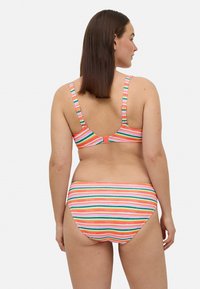Conjunto de bikini a rayas con un patrón multicolor en rosa, verde y naranja. Tirantes ajustables y un broche en la parte posterior. Textura de tela suave.