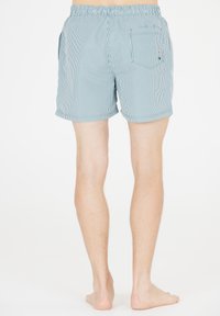 Herren Badeshorts in Hellblau mit weißen vertikalen Streifen, elastischem Bund und einer einzigen Gesäßtasche. Texturiertes, leichtes Material.