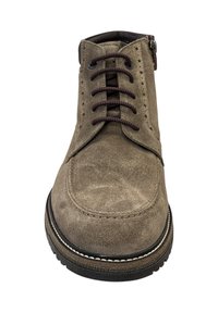 Botín de ante marrón con cordones marrones, punta redonda, detalles cosidos y suela de goma negra contrastante con acentos beige.