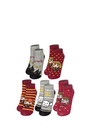Fünf Paar Knöchelsocken mit Harry-Potter-Motiv, die cartoonartige Figuren und Symbole zeigen, in Rot-, Grau- und Gelbtönen.