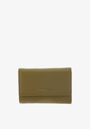 Portefeuille en cuir texturé vert olive avec bords cousus et logo argenté de la marque Coccinelle sur le rabat avant.