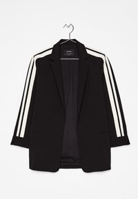 Svart blazer med en skräddarsydd passform, med vita ränder längs ärmarna, en enkel knapp framtill och två sidofickor. Slät tygstruktur.