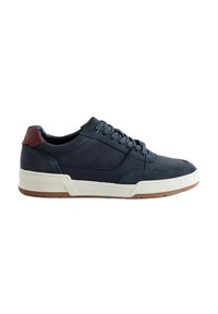 Marineblauer Sneaker aus strukturiertem Leder und Wildleder, mit weißer Zwischensohle, Gummiaußensohle und maroonfarbigem Fersenakzent sowie runden Schnürsenkeln.