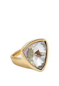 Anillo de tono dorado con un gran cristal triangular claro con facetas intrincadas, montado en una banda lisa y pulida.