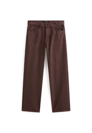 Hnědé džínové kalhoty se rovný střih, přední kapsy a pas s poutky na opasek. Mají viditelné stehy a štítek na pase.