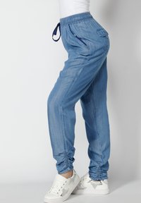 Koroshi LONG JOGGING  - Traperice suženog kroja - azul cl light blue