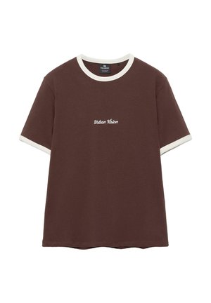 Braunes T-Shirt mit kurzen Ärmeln und weißem Besatz am Kragen und an den Ärmeln, mit dem Schriftzug "Urban Vision" mittig auf der Vorderseite.