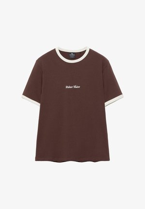 Barna rövid ujjú póló fehér szegéllyel a nyakon és az ujjain, középen az elején "Urban Vision" felirattal.