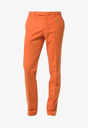 Pantalon homme coupe slim fit orange vif avec poches avant, passants de ceinture et braguette zippée sur fond blanc.