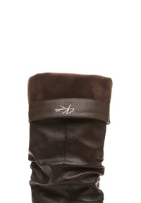 Bota de cuero marrón hasta la rodilla con un diseño arrugado, un puño de ante marrón oscuro y una correa de cuero con marca en la parte superior.