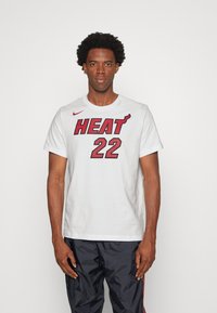 Nike Performance NBA JIMMY BUTLER MIAMI HEAT NAME & NUMBER TEE - Klubu apģērbs - white