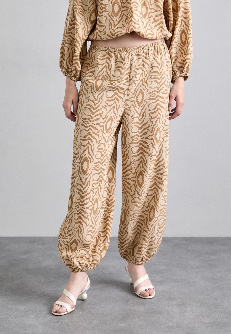 By Malene Birger - LUMONAS - Trousers - peacock, Enlarge