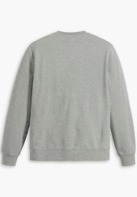 Szara bluza z miękką fakturą, długimi rękawami i okrągłym dekoltem. Tył jest gładki, bez kieszeni ani zdobień.