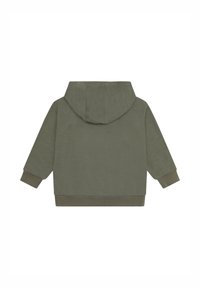 Felpa con cappuccio verde oliva, maniche lunghe, polsini e orlo a coste, mostrata da dietro su sfondo bianco.