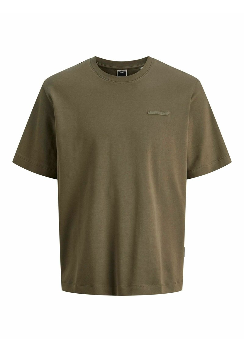 Camiseta de algodón verde oliva con cuello redondo, mangas cortas y un sutil detalle de logo en el pecho. Textura suave, ajuste relajado.