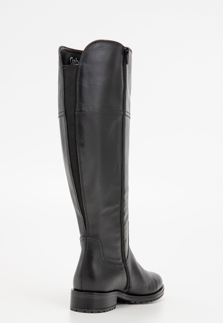 Hohe schwarze Lederstiefel mit seitlichem Reißverschluss und elastischem Einsatz, niedrigem gestapeltem Absatz und genähten Details entlang des Schafts und des Absatzes.