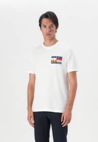 Tommy Hilfiger COLOUR FLAG TEE - Majica kratkih rukava s printom - white