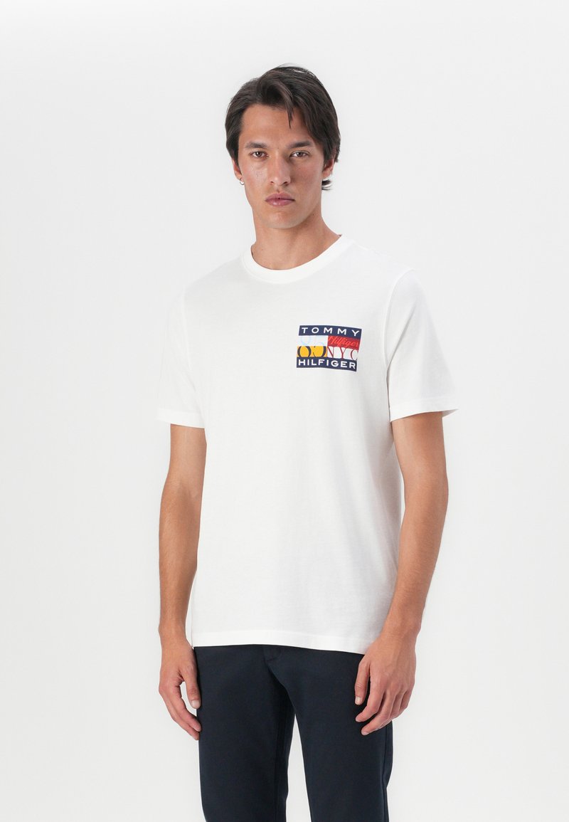 Tommy Hilfiger COLOUR FLAG TEE - Majica kratkih rukava s printom - white