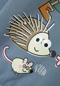 Tessuto blu con animali dei cartoni animati: un riccio marrone con occhi mobili e un topo beige con accenti rosa, con il testo "SQUEAK" sotto il topo.