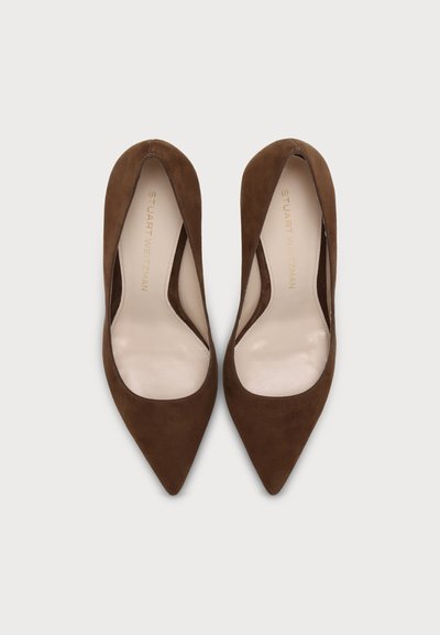 Paire de ballerines en daim marron à bout pointu avec semelles intérieures beiges et marquage Stuart Weitzman à l'intérieur.