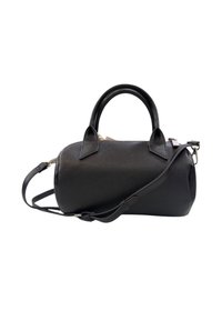 Borsa cilindrica in pelle nera con texture, dotata di due manici corti e di una tracolla lunga regolabile appoggiata su di essa.