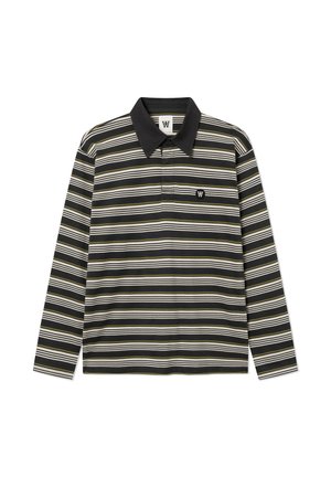 Chemise à manches longues rayée noire, blanche et olive avec col et petit écusson logo sur le côté gauche de la poitrine.
