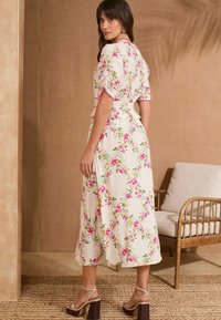 Love & Roses PETITE FIT - PEPLUM TEA MIDI  - Kasdienė suknelė - ivory floral