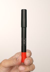 Schwarz-rot dual-ended Stift mit mattem Finish, in glatter zylindrischer Form und einem schwarzen Deckel an einem Ende.