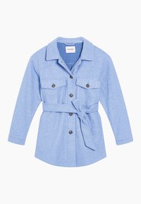 Svetle modrý košilový kabát s páskem vyrobený z texturované látky, obsahující dvě přední kapsy, zapínání na knoflíky a klasický design límce.