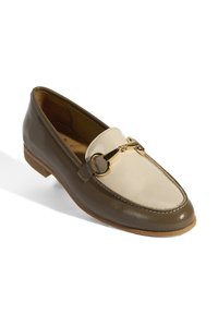 Leren loafers met een ronde neus, donkerbruine body, romige leren vamp en goudkleurige hardware-accent. Platte hak en gestructureerde zool.