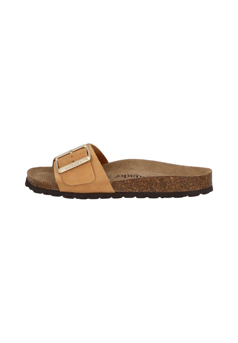 Braune Wildleder-Slide-Sandale mit einem breiten Riemen und einer metallischen Schnalle, einem weichen Fußbett und einer strukturierten Korksohle.