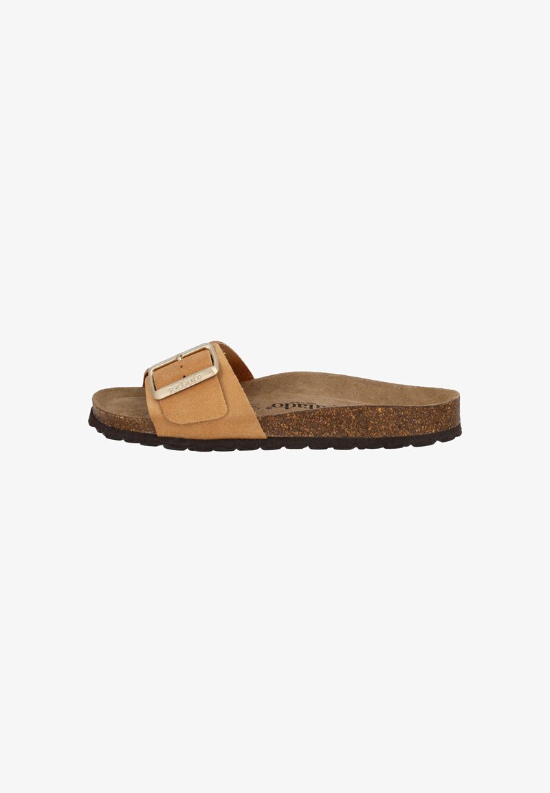 Brune ruskinds slide sandal med en bred rem og en metallisk spænde, en blød sål og en struktureret korksål.