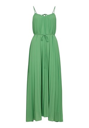 Vestido maxi verde sin mangas con tirantes finos, cintura ceñida atada con un cinturón delgado y falda plisada y fluida.