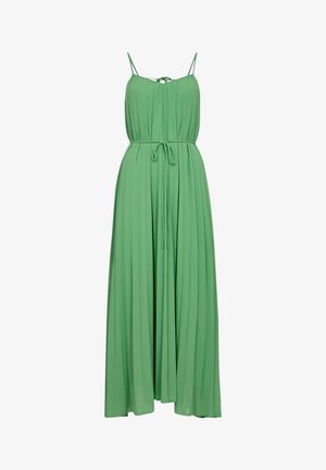 Vestido maxi verde sin mangas con tirantes finos, cintura ceñida atada con un cinturón delgado y falda plisada y fluida.