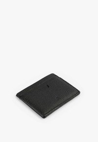 Tarjetero de cuero negro con una superficie texturizada, forma rectangular delgada y sutilezas en las costuras. Diseño compacto y minimalista.