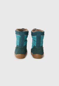 Stivali teal e verde scuro con un morbido rivestimento in pelliccia, altezza alla caviglia, texture trapuntata e suola in gomma. Presentano un dettaglio con zip sul retro.