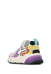 Scarpa sportiva multicolore con tomaia in mesh e accenti viola, arancione e giallo, suola bianca spessa e un inserto sul tallone in contrasto.