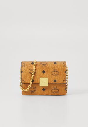 Bolsa crossbody de couro caramelo com alça de corrente dourada, logótipos em relevo e detalhes em padrão de diamante preto. Design retangular estruturado.