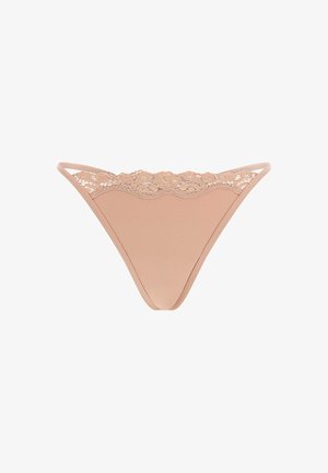 Tanga de encaje nude con un patrón floral a lo largo del borde superior, que presenta finas correas y una parte trasera lisa y sin costuras para un diseño minimalista.