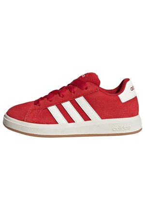 Roter Adidas Sneaker in niedriger Ausführung mit weißen Streifen, Schnürsenkeln und Sohle, mit dem Adidas-Logo an Ferse und Seite.