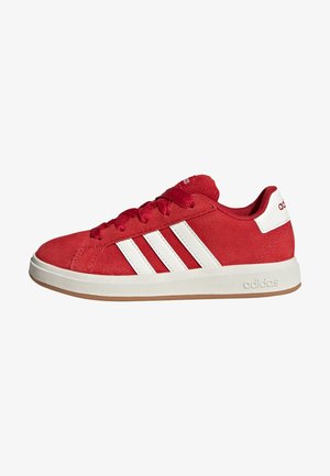 Roter Adidas Sneaker in niedriger Ausführung mit weißen Streifen, Schnürsenkeln und Sohle, mit dem Adidas-Logo an Ferse und Seite.