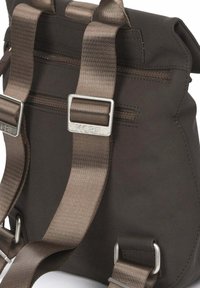 Bruine rugzak met gestructureerde stof, met verstelbare bruine riemen en metalen bevestigingen. Voorzien van ritssluitingen aan de voorkant voor opbergruimte.