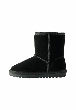 Schwarze Wildleder-Ankle-Boots mit runder Zehenform, strukturiertem Obermaterial und Gummisohle. Mit gesteppten Akzenten und einem weichen Futter an der Oberseite.
