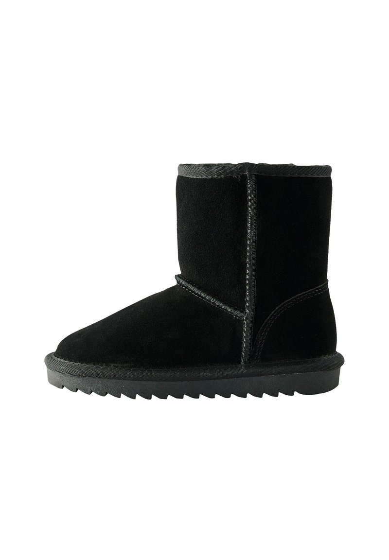 Schwarze Wildleder-Ankle-Boots mit runder Zehenform, strukturiertem Obermaterial und Gummisohle. Mit gesteppten Akzenten und einem weichen Futter an der Oberseite.