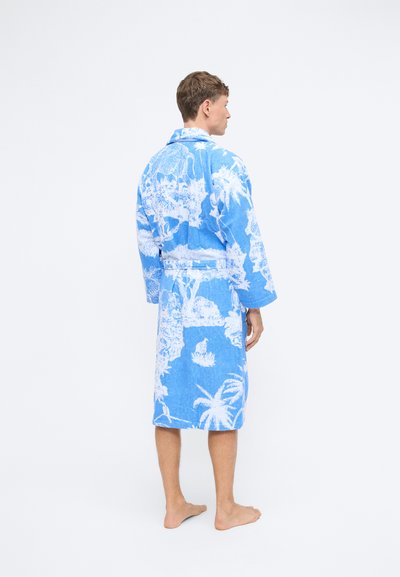 Capa de banho turquesa em algodão com estampa tropical branca, até ao joelho, com mangas longas e cintura com cinto, apresentando um tecido texturizado em laçada.