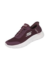 Zapatilla slip-on de Skechers en color burdeos con suela blanca, parte superior de malla transpirable y logotipo plateado en el lateral.