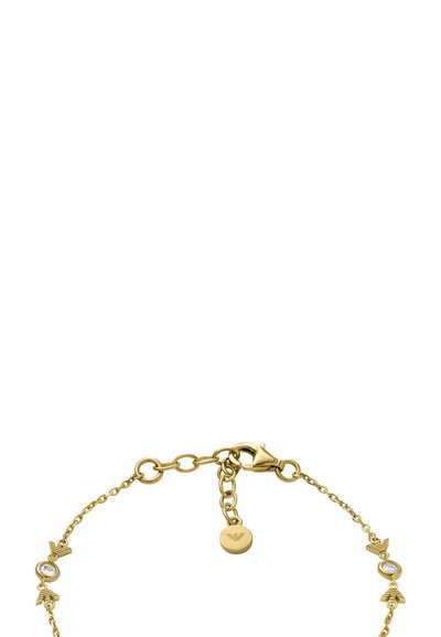 Goldene Kettenarmband mit abwechselnden, diamantähnlichen Akzenten und dekorativen Gliedern, mit einem Karabinerverschluss und einem angehängten Logo-Tag.